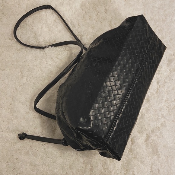 Beautiful trendy black leather bucket dumpling bag - Picture 7 of 8